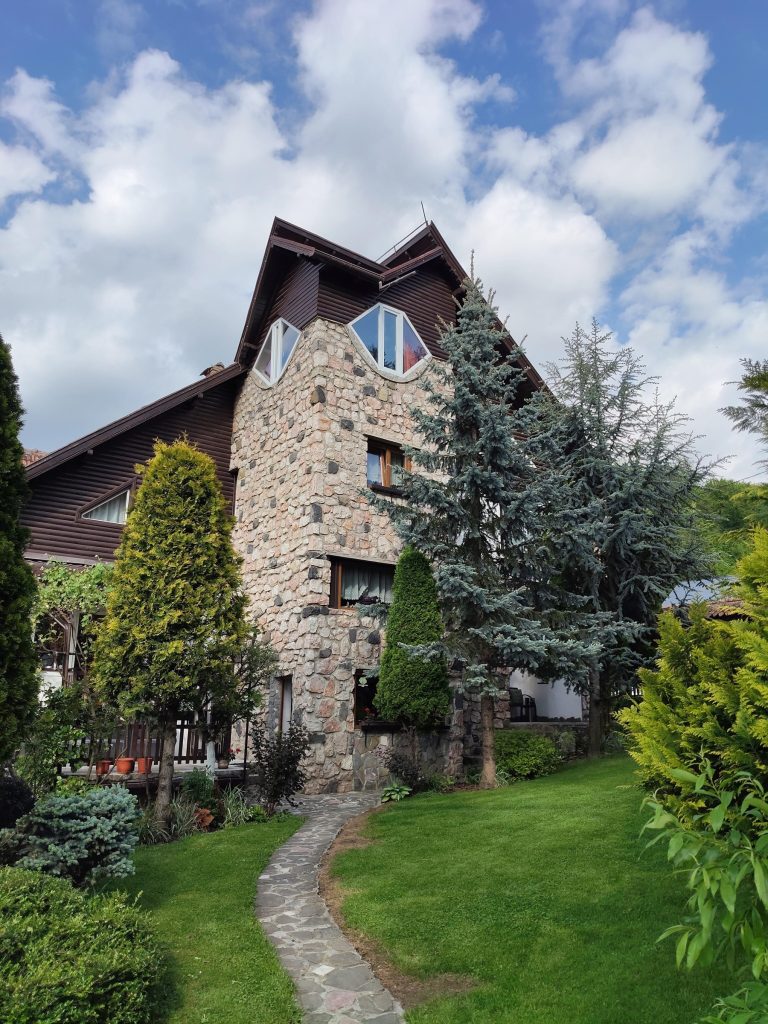 Pensiunea Casa Contelui - fatada cu finisaje din piatra si lemn